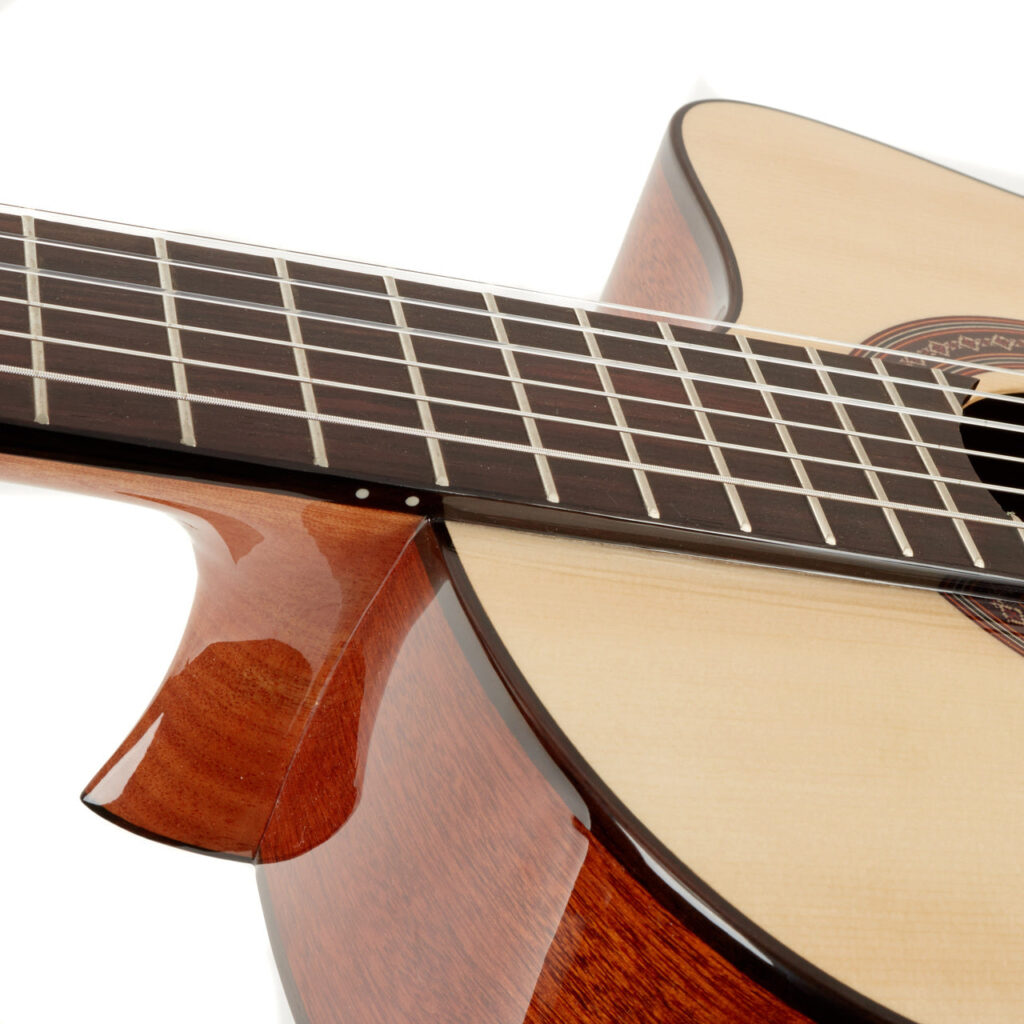 guitar Cordoba C5-CE SP mặt bên và cần đàn, thiết kế Cutaway