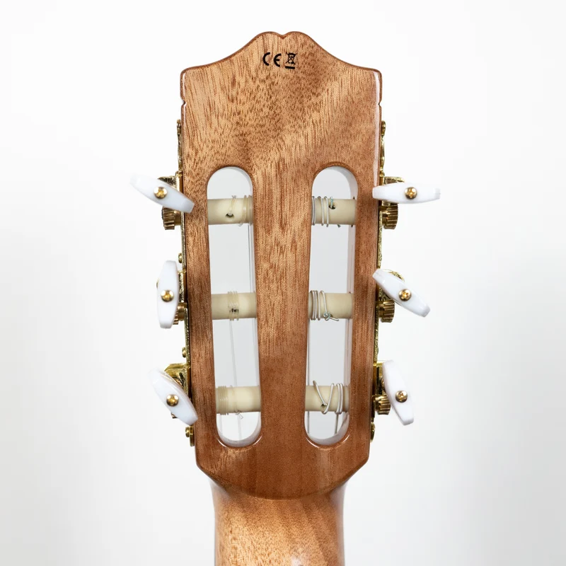 Cordoba C5CE CD 13 Cận cảnh bộ khóa đàn mạ vàng cao cấp trên cây đàn guitar Cordoba C5CE CD
