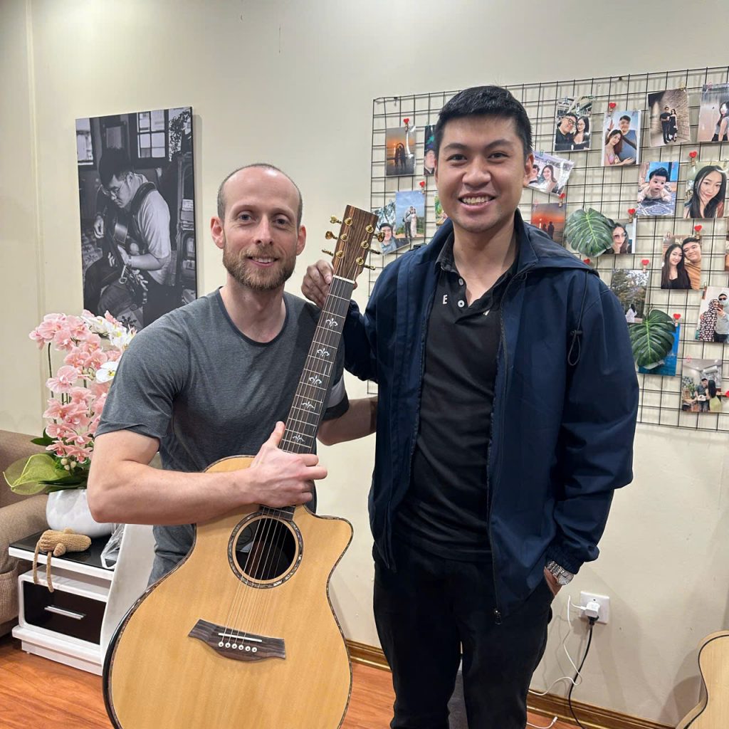 Thanh Guitar AT-04M - Hương Nắng Xuân 20 khach hang shopguitarhanoi