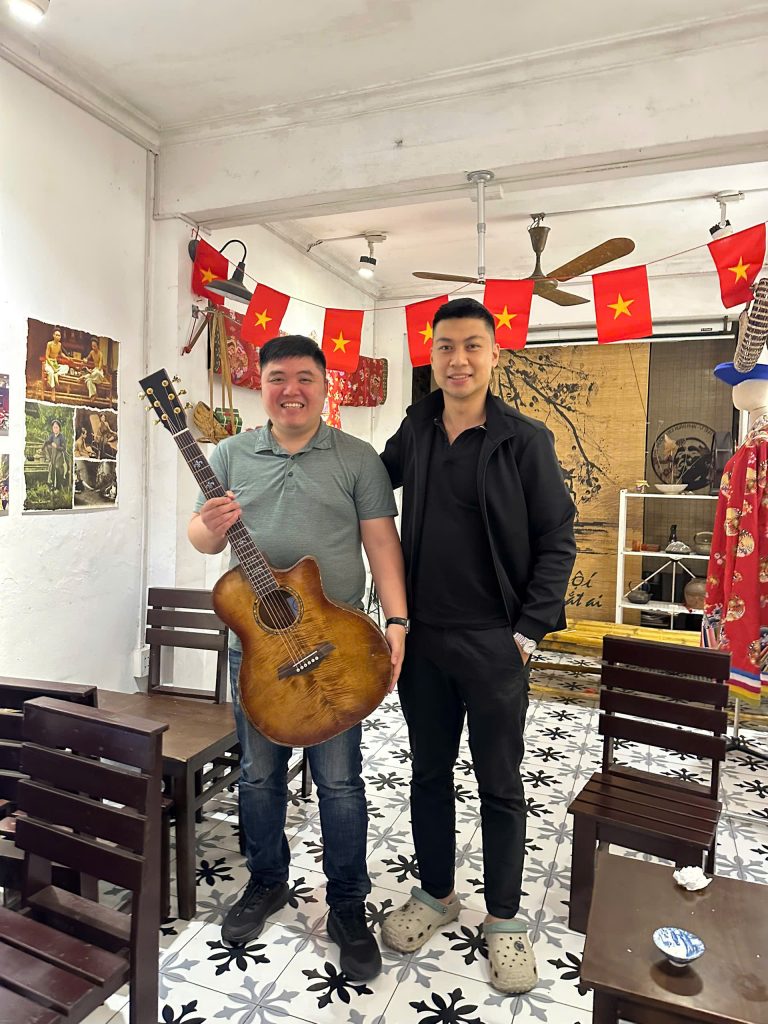 Thanh Guitar AT-04M - Hương Nắng Xuân 19 khach hang shopguitarhanoi 2