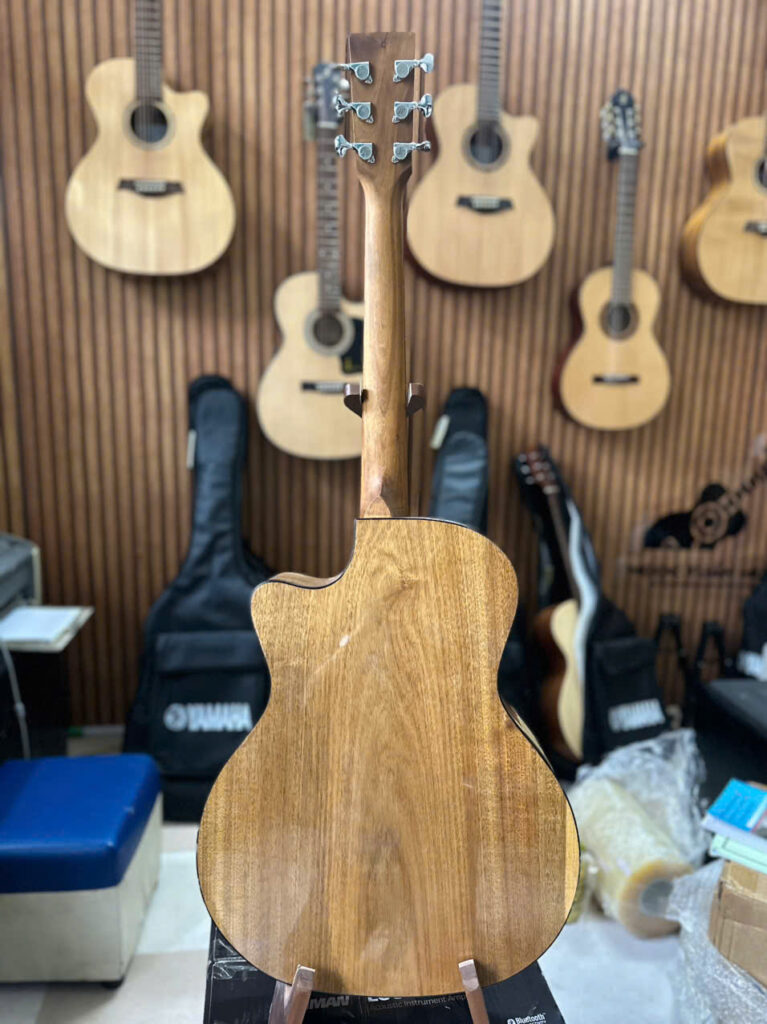 Đàn guitar Thanh AT 03 mặt sau