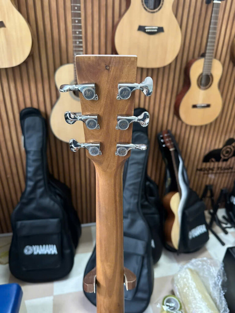 Đàn guitar Thanh AT 03 mặt sau cần đàn và khóa đàn