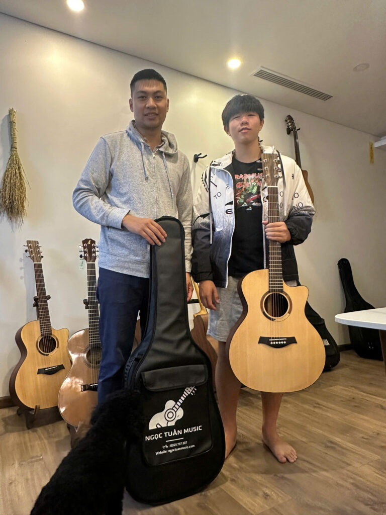 Khách mua đàn Thanh Guitar
