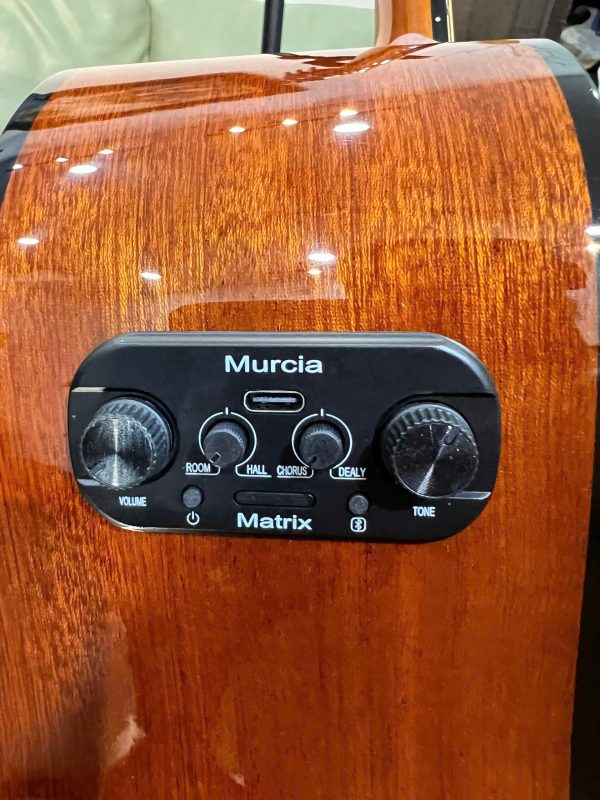 Đàn Guitar Murcia AS-10CE - tích hợp EQ 21 Đàn guitar Murcia AS-10CE là một mẫu Acoustic đang khá hot trong phân khúc tầm trung (entry-level đến intermediate) tại Việt Nam