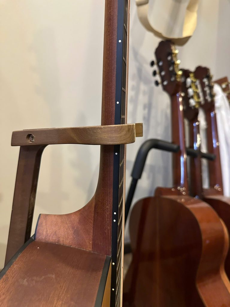 Thanh Guitar AT-04M - Hương Nắng Xuân 14 Guitar Thanh AT-04M thiết kế Hương Nắng Xuân