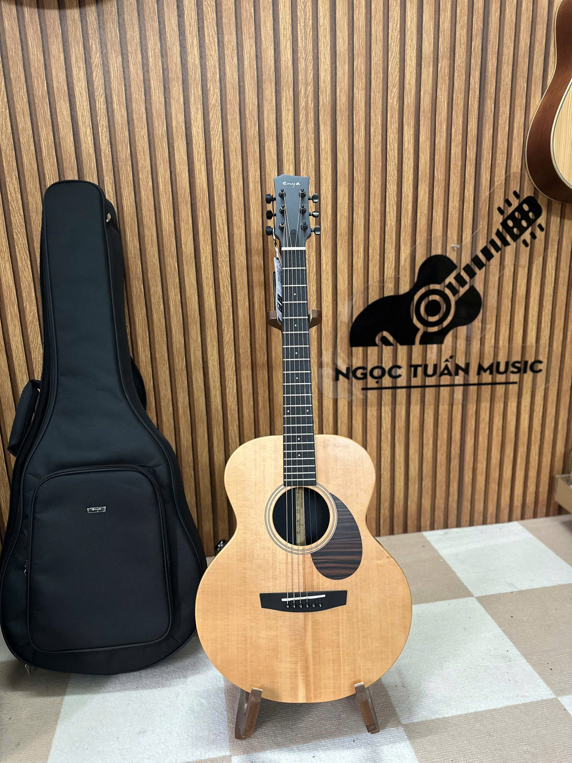 Đàn Guitar Enya EM X1 Pro Max 1 Enya EM X1 Pro Max Size 36 inch (3/4) – nhỏ gọn, dễ cầm và thuận tiện mang theo.