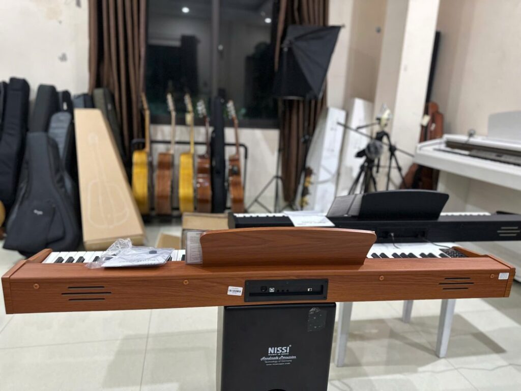 Đàn piano điện Victor VT02 màu gỗ mặt sau