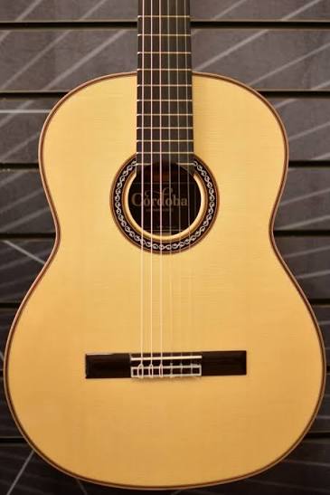 Cordoba C12 SP 14 Góc chụp cận cảnh mặt top gỗ vân sam đàn guitar Cordoba C12 SP