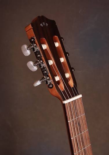 Cordoba C3M 18 Cận cảnh bộ khóa mạ vàng của đàn guitar classic Cordoba C3M