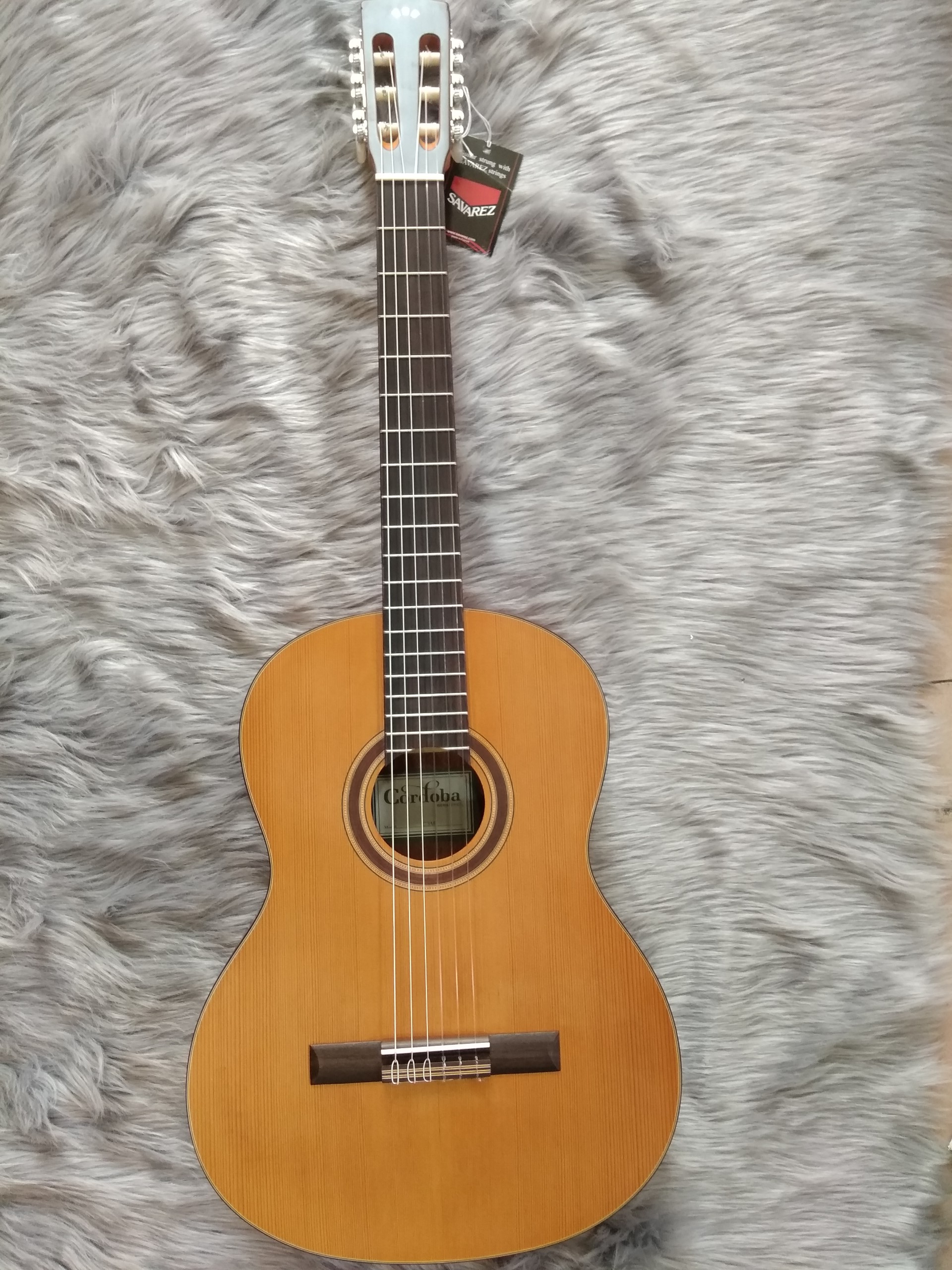 Cordoba C3M 14 Góc chụp toàn cảnh đàn guitar classic Cordoba C3M trên giá trưng bày