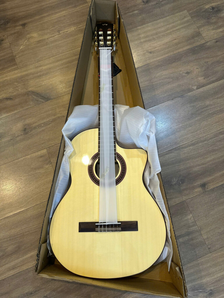 Đàn Guitar Cordoba C5-CET Spalted Maple Limited Edition mặt trước nguyên hộp