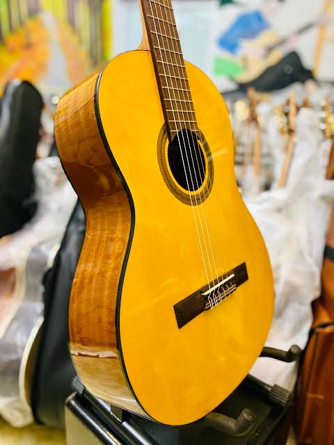 Cordoba C1 11 Ảnh chụp cận cảnh chi tiết mặt top và cần đàn guitar classic Cordoba C1 chất lượng