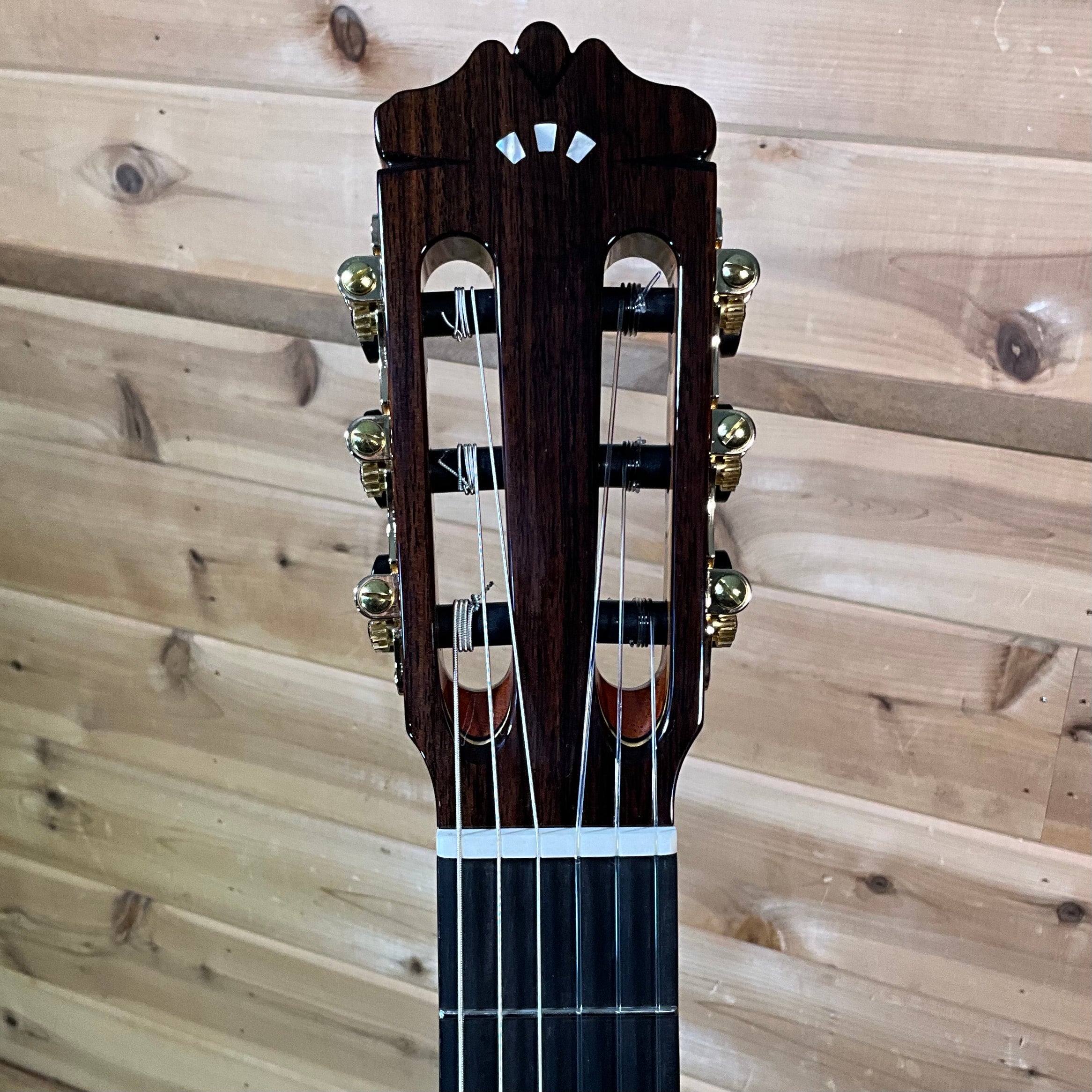 Cordoba C10 SP 18 Cận cảnh bộ khóa đàn cao cấp trên cây đàn guitar Cordoba C10 SP chính hãng