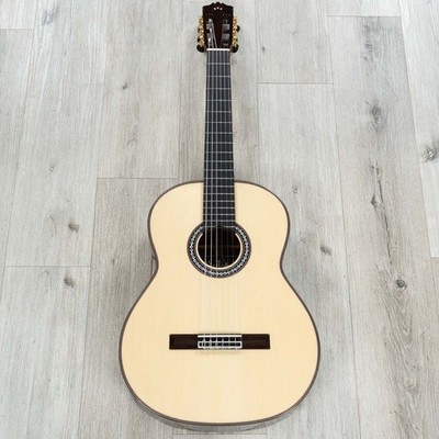 Cordoba C10 SP 15 Ảnh chụp toàn cảnh đàn guitar Cordoba C10 SP với mặt top gỗ vân sam sang trọng