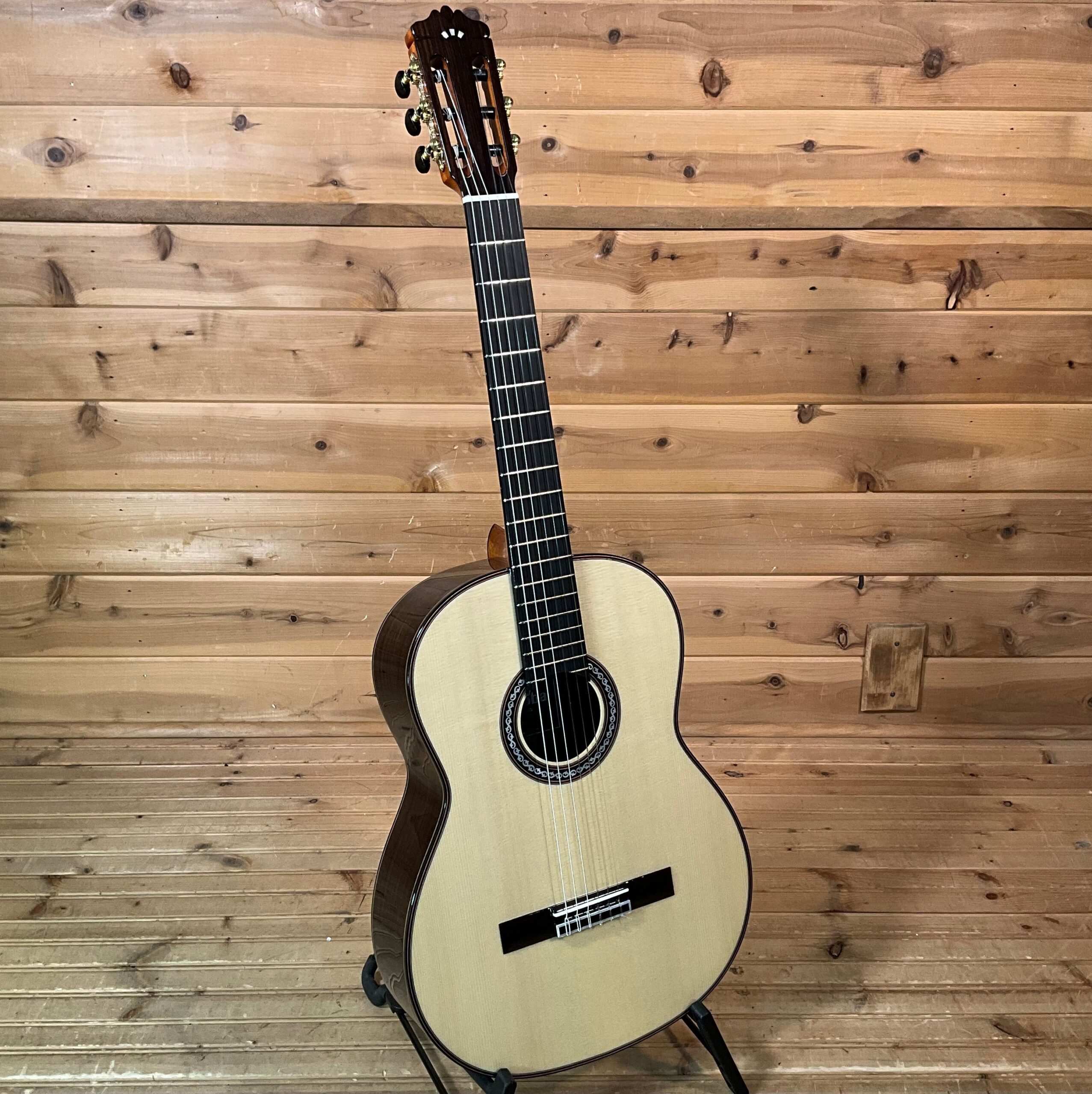 Cordoba C10 SP 14 Toàn cảnh mặt trước đàn guitar classic Cordoba C10 SP gỗ vân sam nguyên tấm