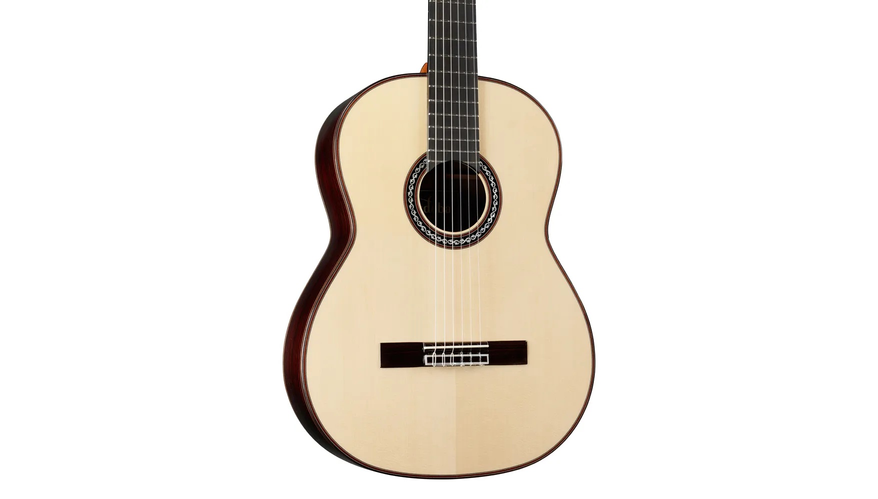 Cordoba C10 SP 16 Góc chụp cận cảnh thùng đàn guitar Cordoba C10 SP gỗ vân sam sang trọng