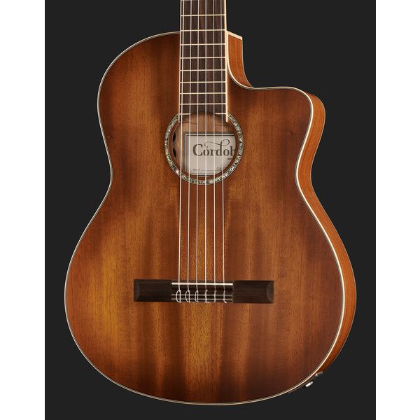 Cordoba C4 CE 18 Ảnh chụp cận cảnh chi tiết mặt trước đàn guitar Cordoba C4 CE gỗ gụ