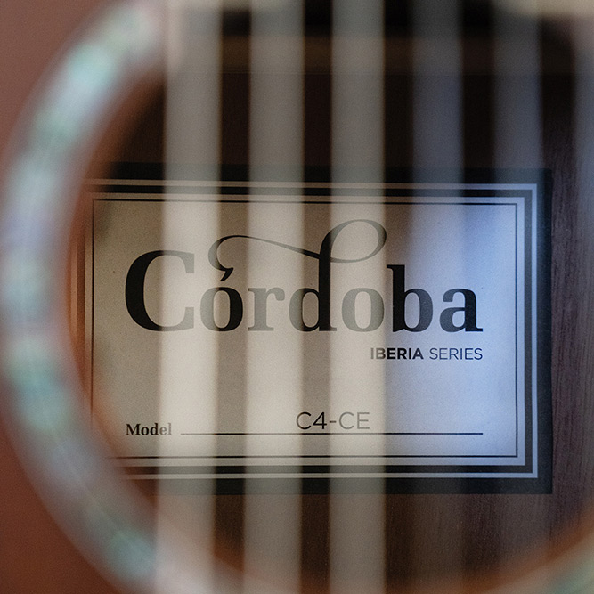 Cordoba C4 CE 19 Ảnh cận cảnh chi tiết mặt trước gỗ gụ đàn guitar Cordoba C4 CE
