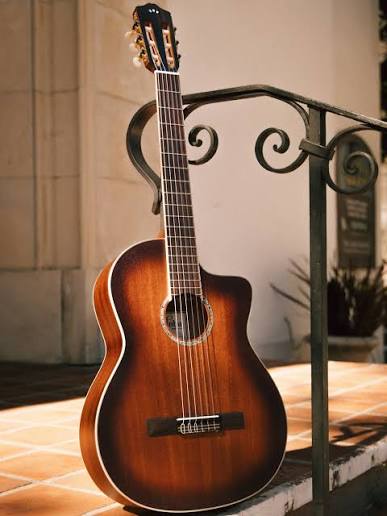 Cordoba C4 CE 15 Góc chụp toàn cảnh đàn guitar Cordoba C4 CE sang trọng tại cửa hàng