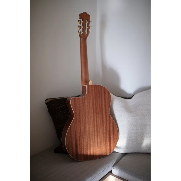 Cordoba C4 CE 14 Góc chụp toàn cảnh đàn guitar classic Cordoba C1M trưng bày tại cửa hàng
