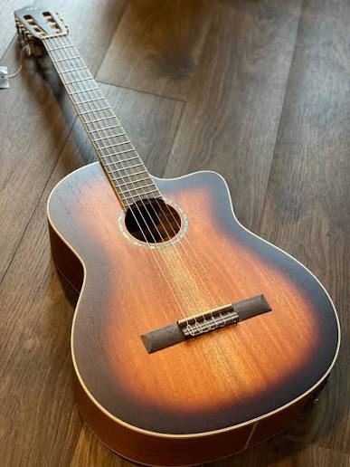 Cordoba C4 CE 16 Góc chụp toàn cảnh mặt trước đàn guitar classic Cordoba C4 CE sang trọng