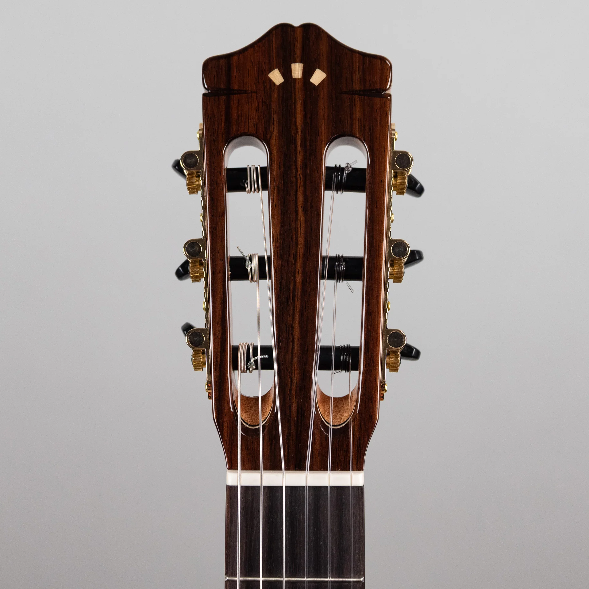 Cordoba C7 CD 13 Ảnh chụp cận cảnh bộ khóa đàn cao cấp trên cây đàn guitar Cordoba C7 CD