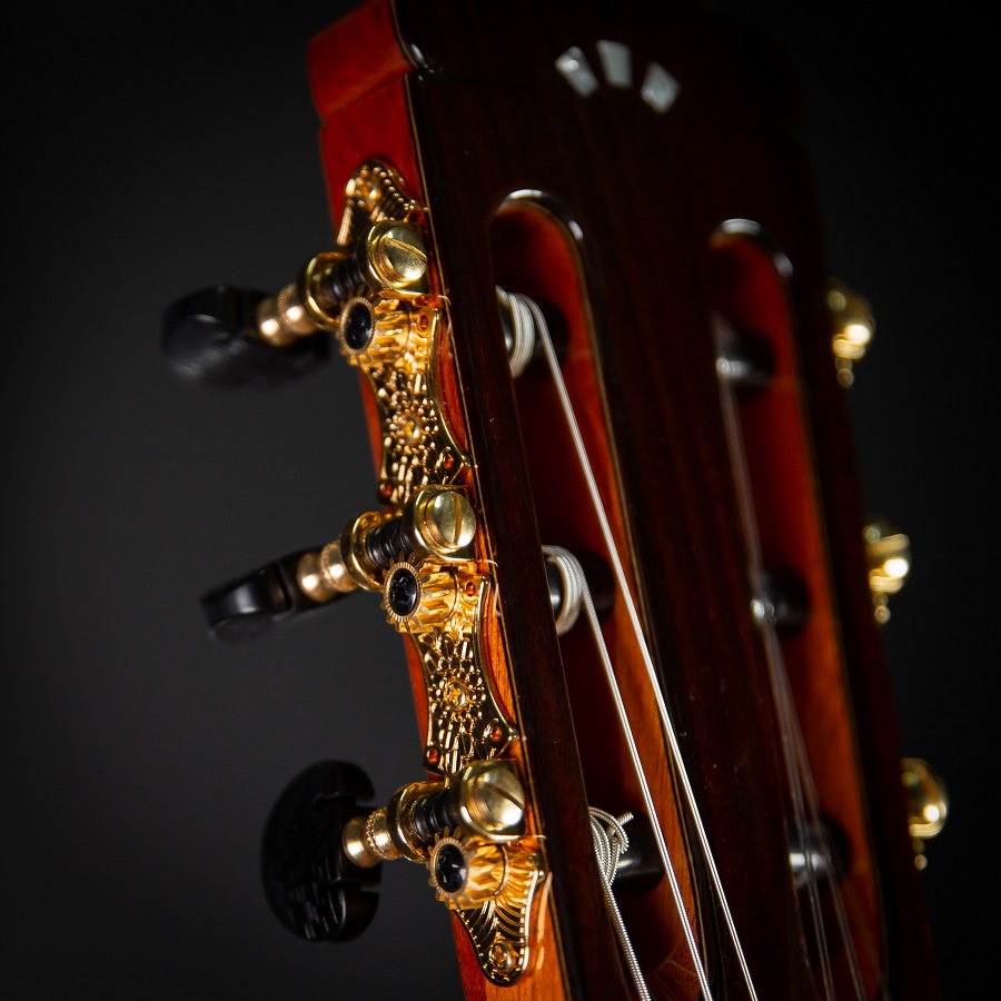 Cordoba C9 CD 18 Cận cảnh bộ khóa đàn mạ vàng sang trọng của cây đàn guitar Cordoba C9 CD