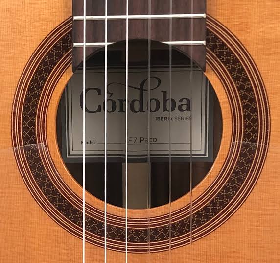 Cordoba F7 Paco 13 Lớp sơn bóng cao cấp trên đàn guitar Cordoba F7 Paco giúp bảo vệ bề mặt gỗ bền bỉ