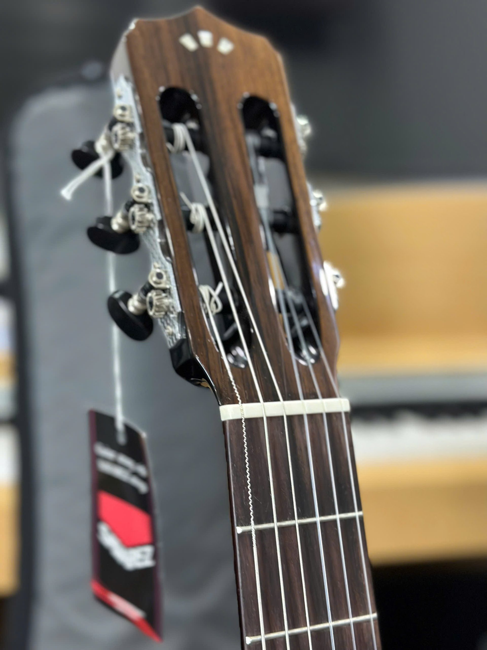 Cordoba Fusion 12 Cinnamon Burst 9 Hệ thống khóa đàn Cordoba Fusion 12 Cinnamon Burst tinh tế với cần đàn mỏng dễ thao tác kỹ thuật