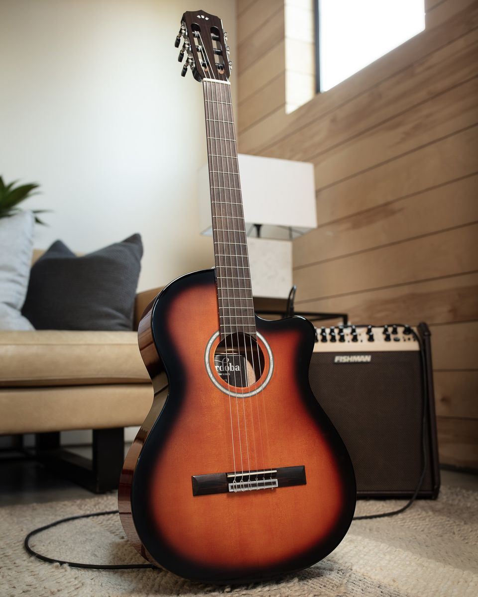 Cordoba Fusion 5 Edge Burst 10 Toàn cảnh mặt top đàn guitar Cordoba Fusion 5 Edge Burst gỗ vân sam nguyên tấm tinh tế