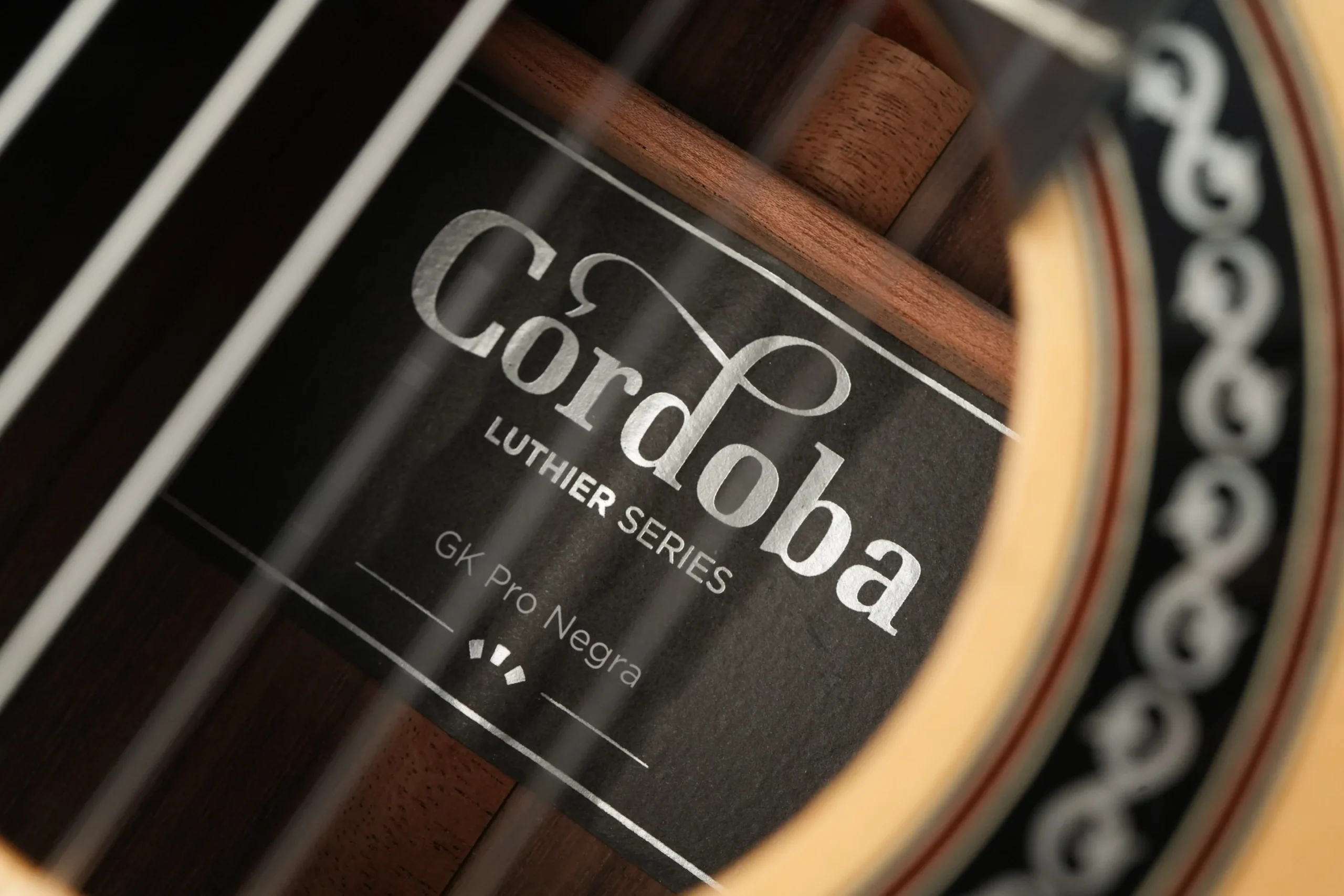 Cordoba GK Pro Negra 8 Cận cảnh chi tiết cần đàn và mặt phím gỗ mun mượt mà của đàn guitar Cordoba GK Pro Negra