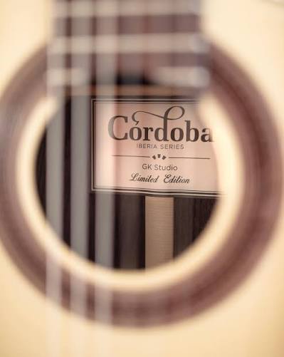 Cordoba GK Studio Limited 10 Góc chụp cận cảnh mặt top tinh xảo cùng cần đàn mỏng tạo cảm giác thoải mái của Cordoba GK Studio Limited