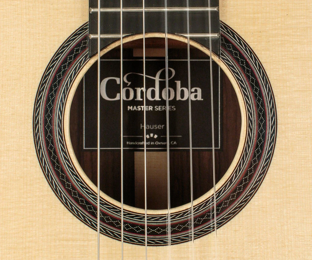 Cordoba Hauser 12 Góc chụp 3/4 khoe trọn vẻ đẹp của đàn guitar Cordoba Hauser với vân gỗ hồng đào sắc nét