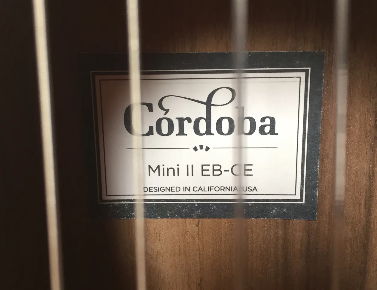 Cordoba Mini II EB-CE 12 Góc chụp cận cảnh mặt top và lỗ thoát âm nghệ thuật trên đàn guitar Cordoba Mini II EB-CE