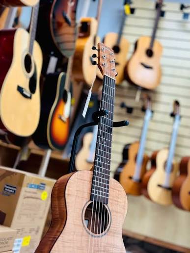 Cordoba Mini II FMH 10 Cận cảnh bộ khóa đàn mạ vàng cao cấp trên cây đàn guitar Cordoba Mini II FMH chính hãng