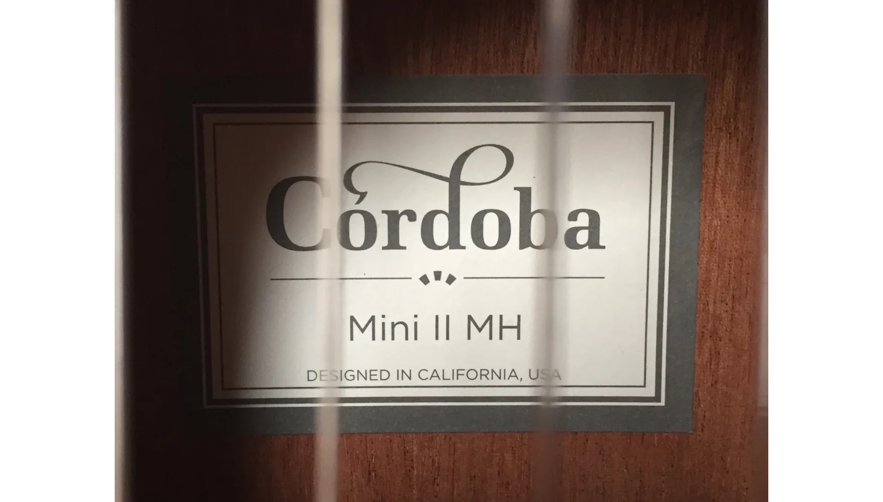 Cordoba Mini II MH 9 Góc chụp cận cảnh lỗ thoát âm f-hole tinh tế trên thân đàn guitar Cordoba Mini II MH nhỏ gọn