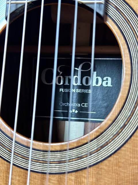 Cordoba Fusion Orchestra CE Natural 15 Góc chụp nghệ thuật mặt top đàn Cordoba Fusion Orchestra CE Natural với thiết kế dáng khuyết hiện đại