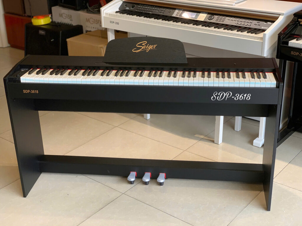 Saiger SDP 3618 14 Hệ thống ba pedal kim loại bền bỉ trên đàn piano điện Saiger SDP 3618 thiết kế nhỏ gọn