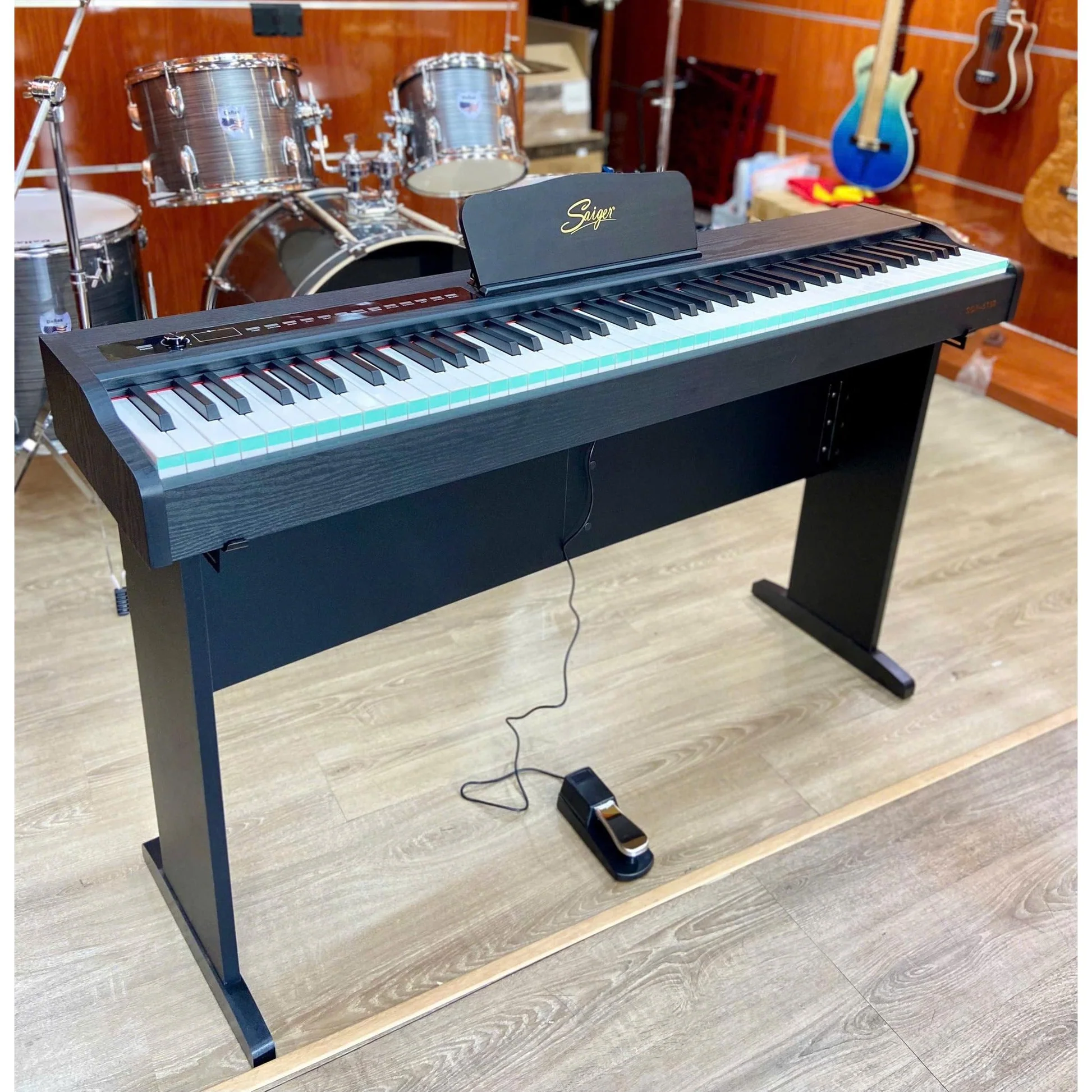 Saiger SDP 5150 14 Hệ thống ba pedal kim loại bền bỉ trên đàn Digital Piano Saiger SDP 5150 thiết kế nhỏ gọn hiện đại