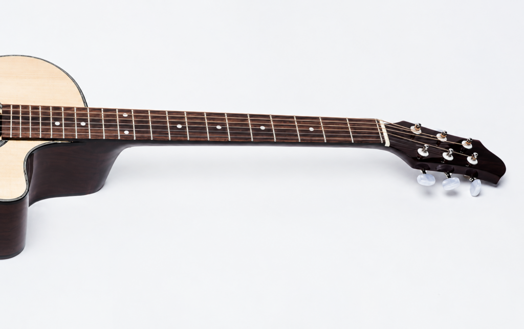 Đàn guitar Ba Đờn VE-70 phù hợp cho người mới tập guitar và đệm hát cận cảnh cần đàn