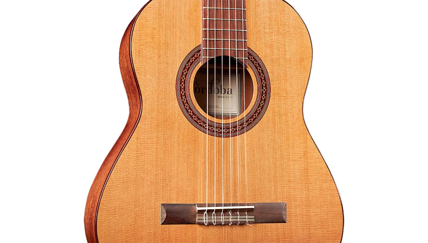 Cordoba Requinto 12 Góc chụp f-hole và mặt top của đàn guitar Cordoba Requinto làm nổi bật kỹ thuật gia công tinh xảo