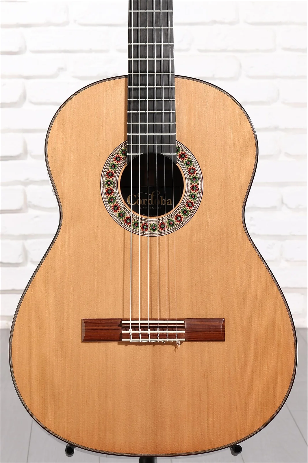 Cordoba Rodriguez 10 Cần đàn guitar Cordoba Rodriguez thiết kế chuẩn xác giúp thao tác bấm phím trở nên dễ dàng và thuận tiện