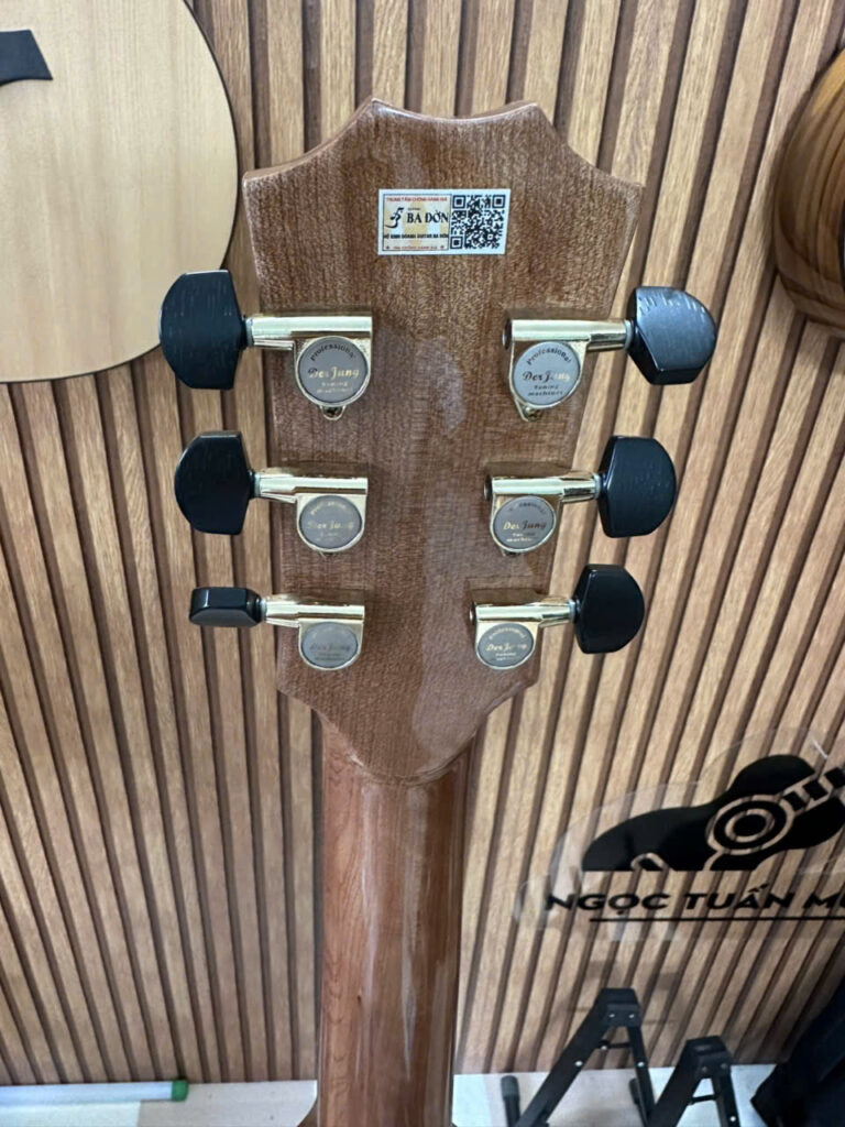 Đàn guitar Ba Đờn T700 cận cảnh đầu đàn và khóa đàn