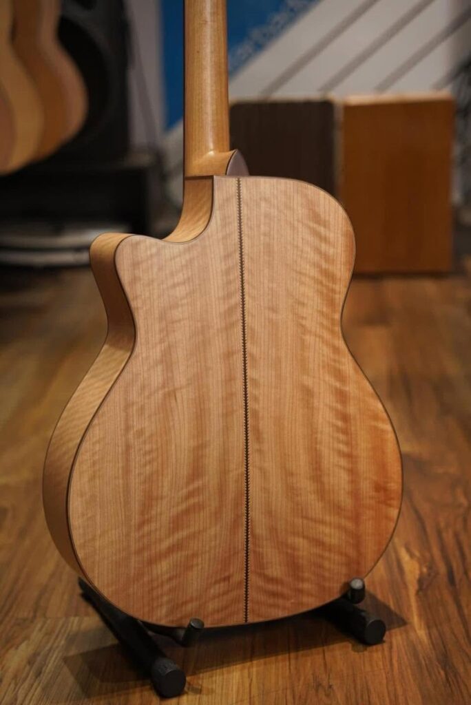 Đàn guitar Ba Đờn T600 cận cảnh lưng và hông đàn